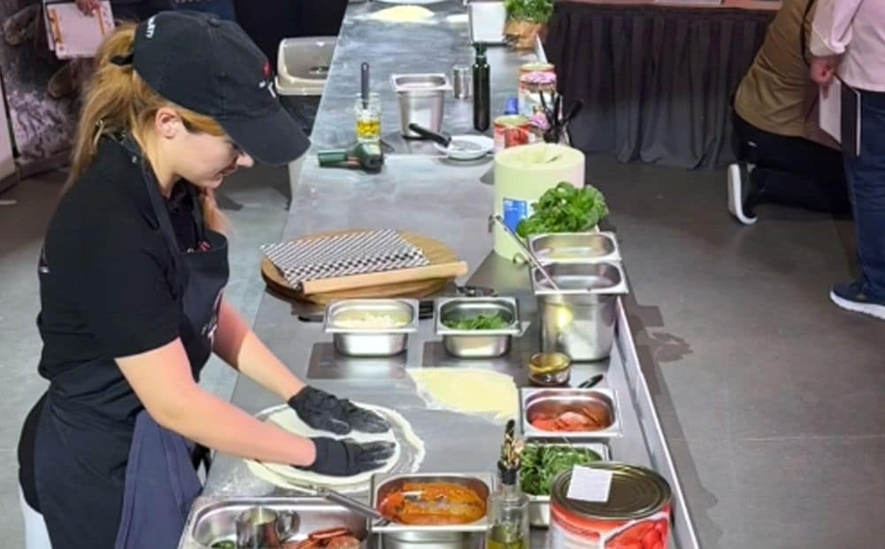 Latvijas picu cepēji konkursā rāda savu meistarību