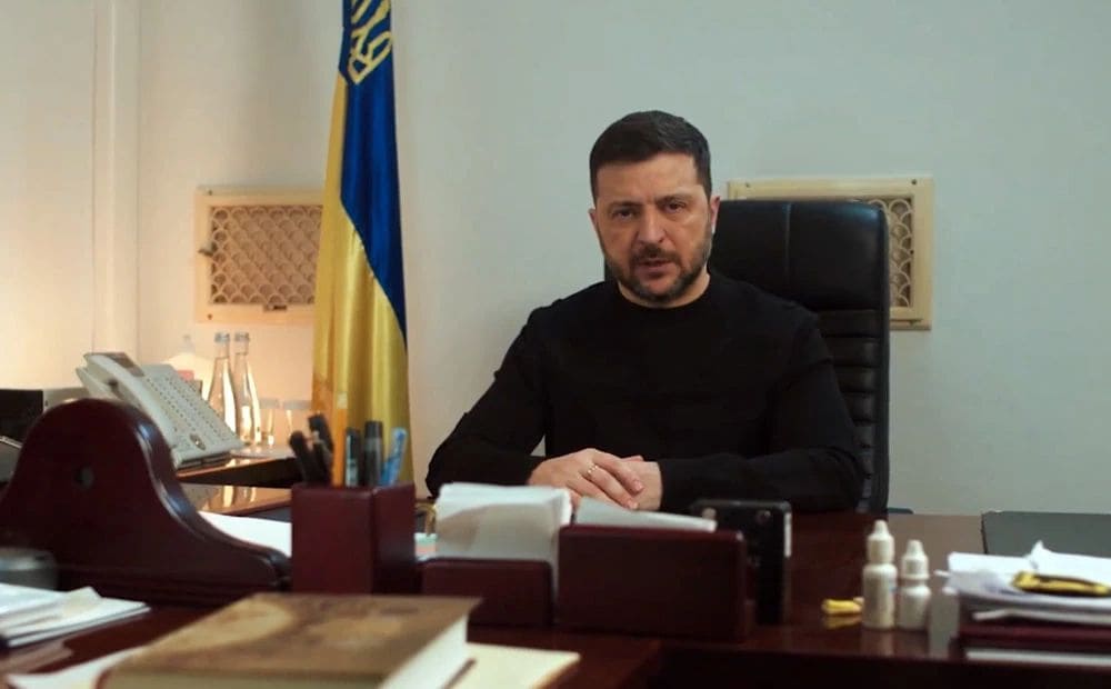 Zelenskis uzrunā tautu Krievijas pilna mēroga iebrukuma Ukrainā ceturtajā gadadienā