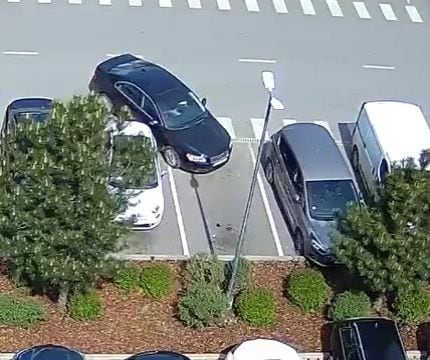 Vīrietis veikala stāvlaukumā apskādējis kādu auto