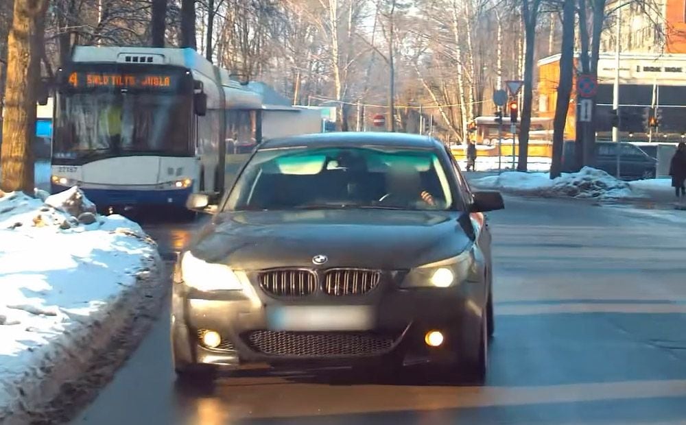 Policists pārģērbjas par farmaceitu, lai aizturētu "naudas mūļus"