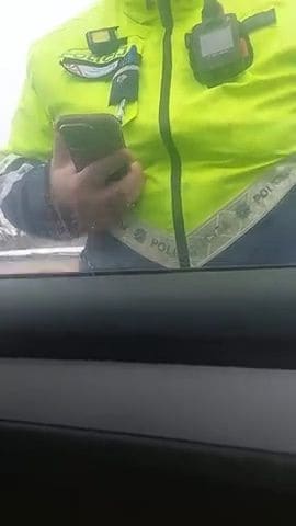 Bravūrīgs vīrietis bēg no policijas