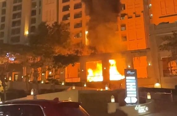 Aculiecinieki nofilmē degšanu un dūmu stabu Dubaijā