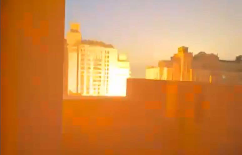 Aculiecinieks iemūžina sprādzienu netālu no greznās "Fairmont" viesnīcas Dubaijā