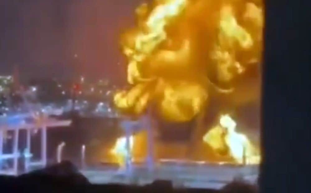 Aculiecinieki Novorosijskā fiksē dronu uzbrukumus, kam seko sprādzieni un ugunsgrēki