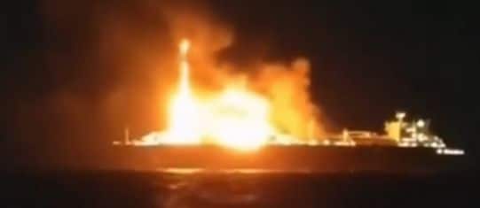 Pēc iespējama dronu uzbrukuma Vidusjūrā starp Maltu un Lībiju deg Krievijas “ēnu flotes” tankkuģis “Arctic Metagaz”