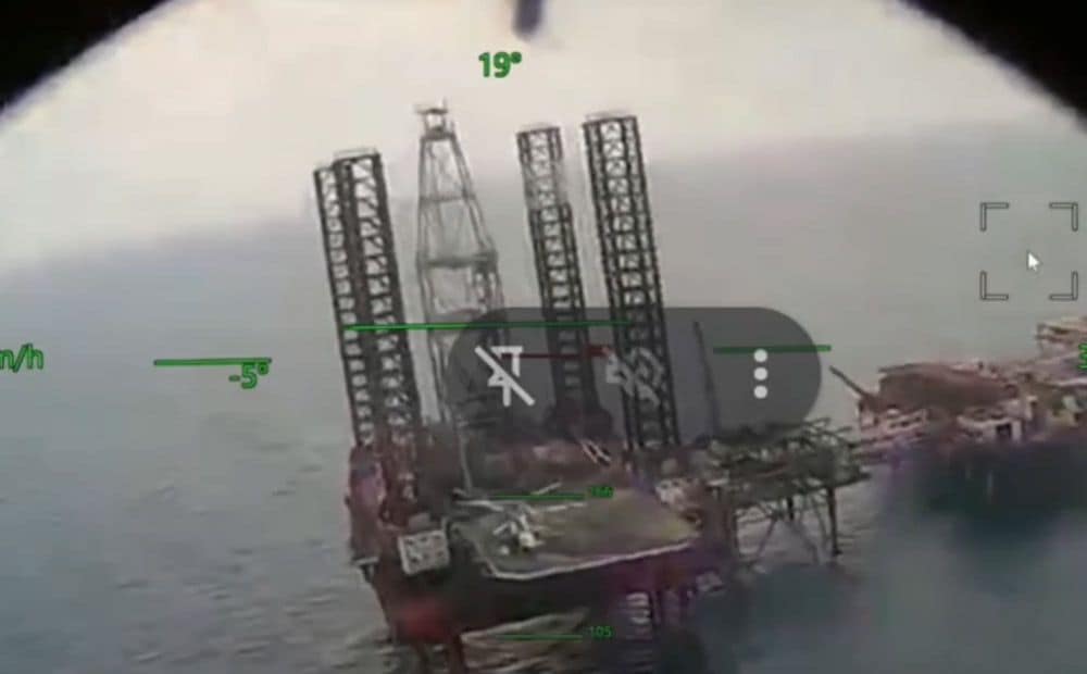 Ukraiņi Melnajā jūrā uzbrūk urbšanas platformai un iznīcina okupantu helikopteru