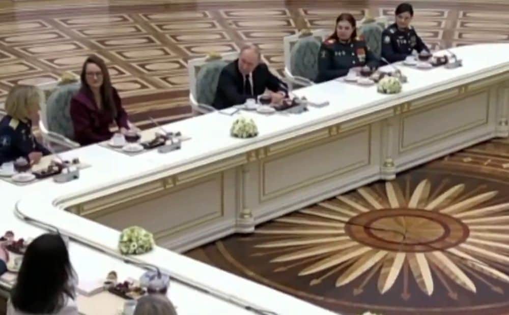 Kremlis sarīko izrādi saistībā ar gaidāmo "Telegram" bloķēšanu