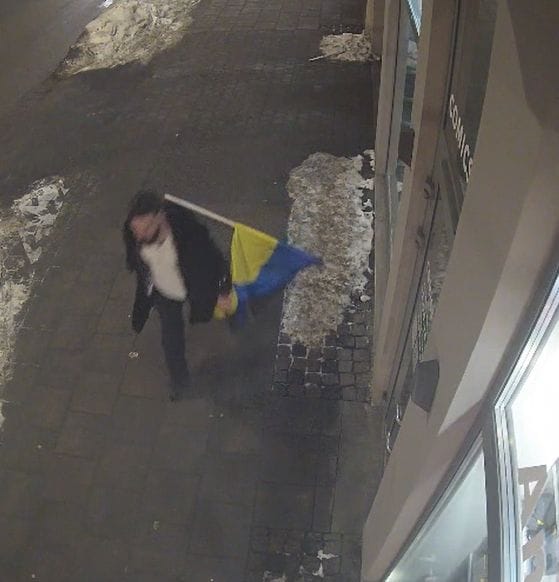 Rīgā vīrietis izrēķinās ar Ukrainas karogu