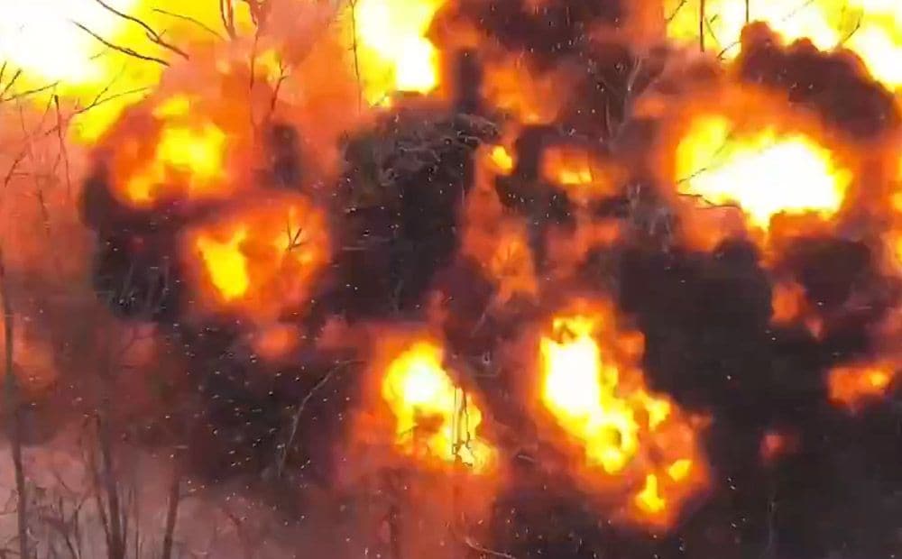 Ukraiņi ar sauszemes droniem uzlaiž gaisā okupantu tanku