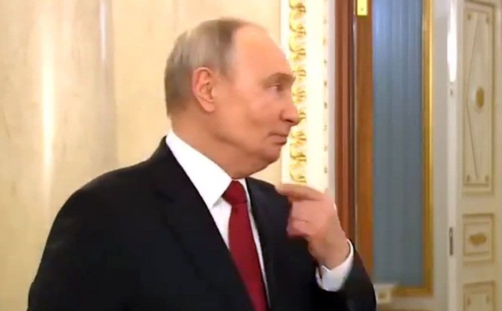 Putins izskatās nevesels: Kremlis "netīšām" nepublicē video ar klepojošu diktatoru