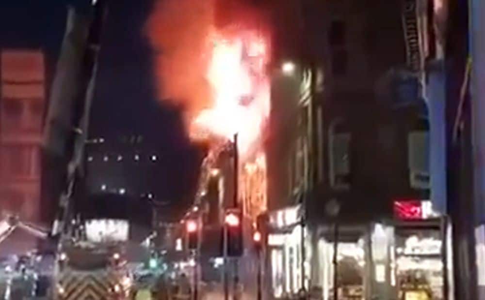 Glāzgovas centrā vēsturiskā ēkā izceļas ugunsgrēks