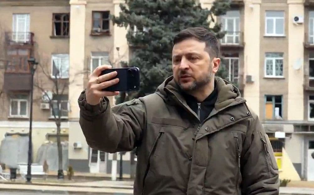 Zelenskis apmeklē Donbasu un pilsētas frontes līnijas tuvumā