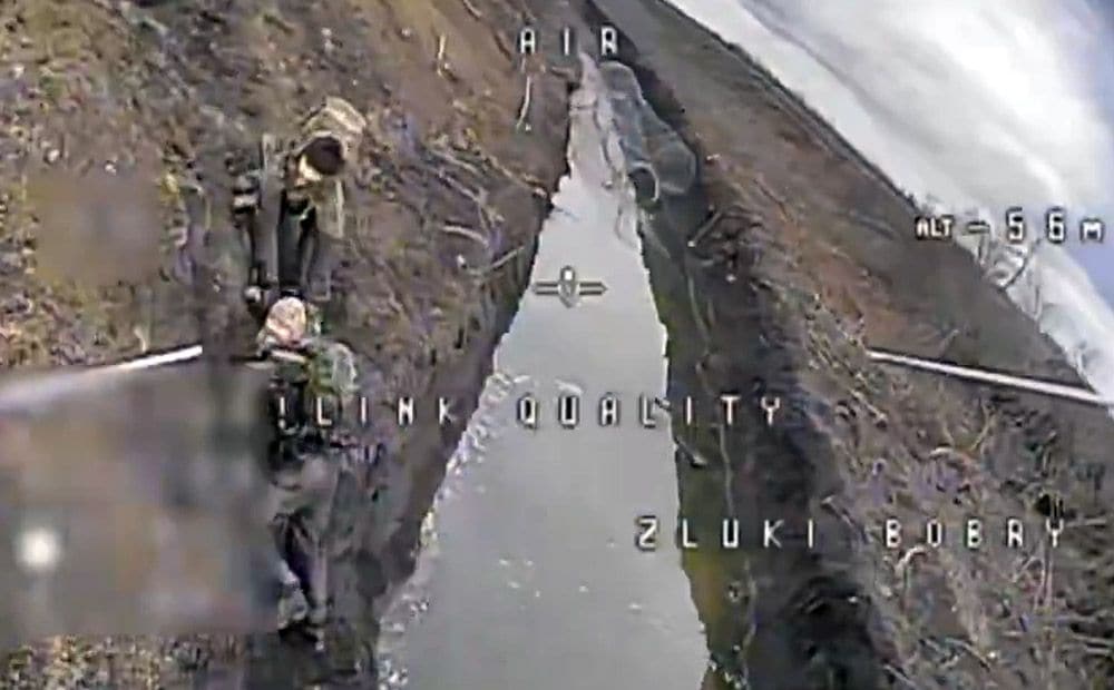 Ukrainas aizstāvji ar droniem uzbrūk okupantiem, kas mēģina pārvarēt prettanku grāvjus