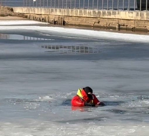 Glābēji Rīgā uzskatāmi parāda, kāpēc uz ledus labāk nekāpt