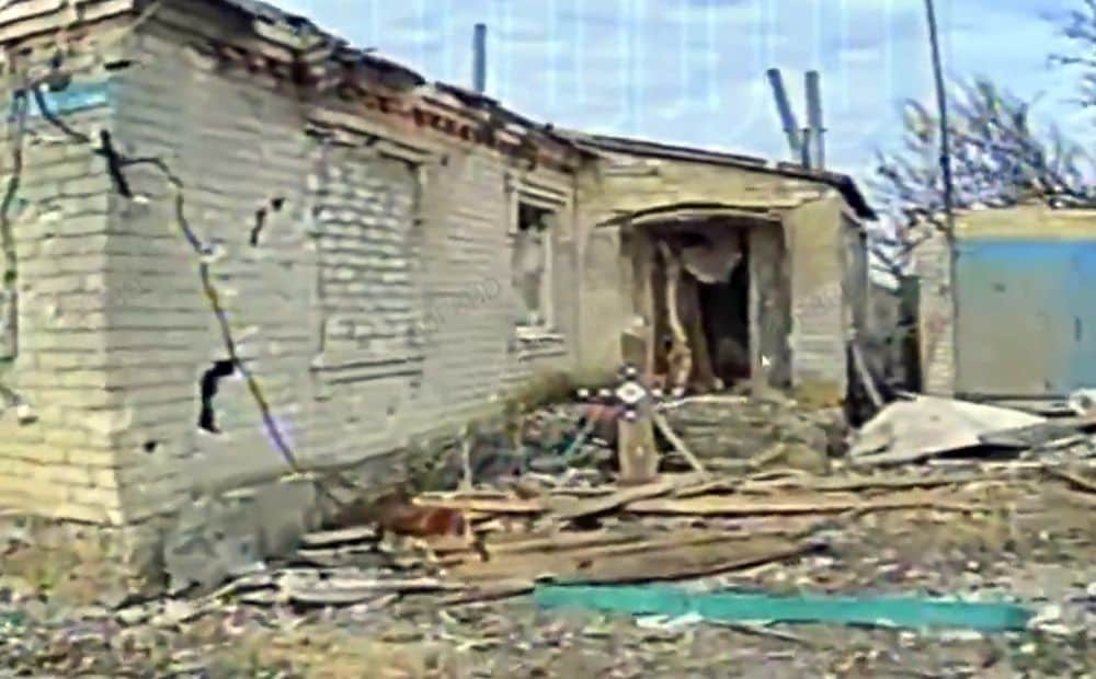 Ukraiņi ar FPV dronu likvidē okupantu, kurš paslēpies pamestā ēkā