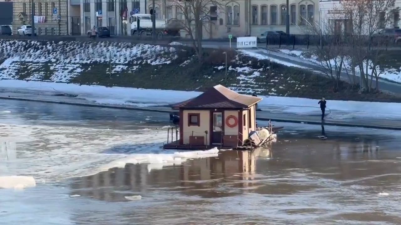 Lietuvā pa upi dreifē mājiņa