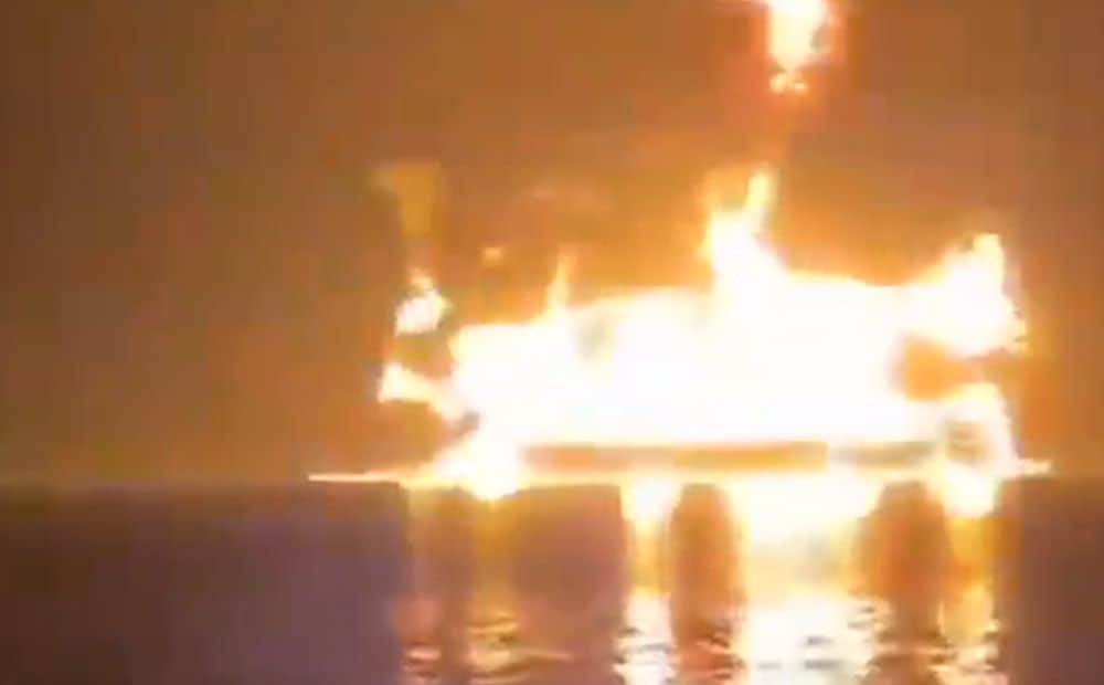 Netālu no Irākas Umm Kasras ostas tika uzspridzināts naftas tankkuģis