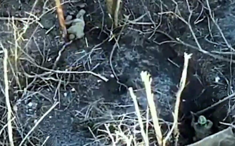 Ukrainis vienatnē tiek galā ar diviem okupantu uzbrucējiem