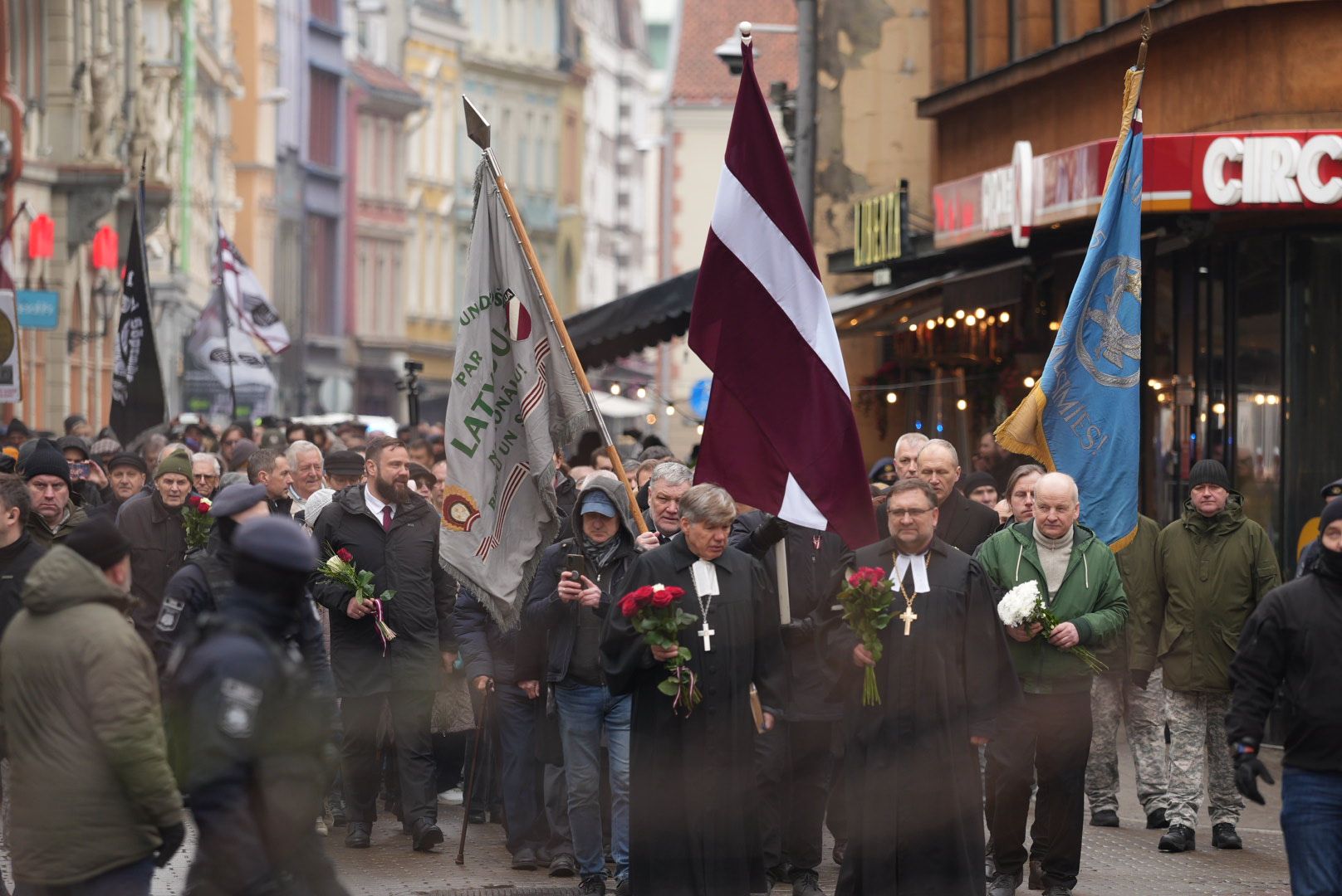 Leģionāru piemiņas gājienā Rīgā devušies vairāki simti cilvēku