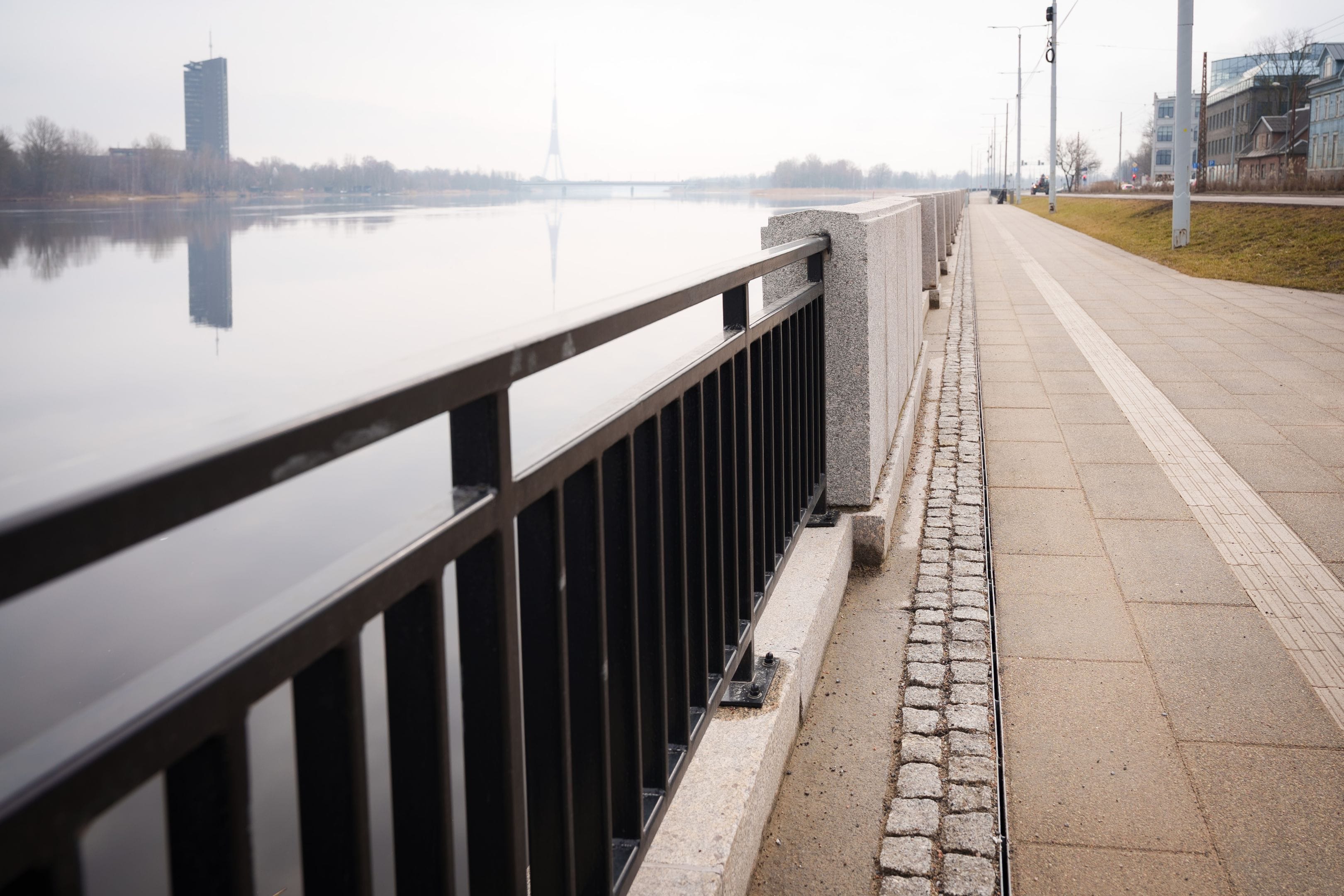 Drūpošs betonējums Mūkusalas ielas promenādē