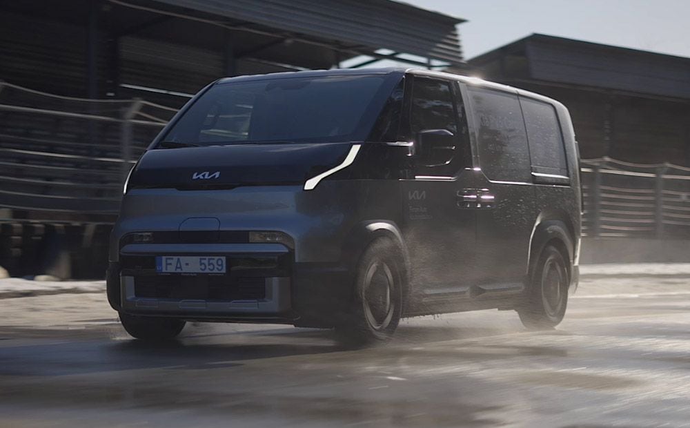 Cik lielu motociklu var iedabūt elektriskā KIA PV5 busiņā?