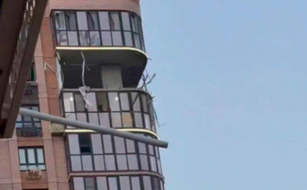 Krievijas pretgaisa aizsardzība Krasnodaras novadā trāpa dzīvojamai ēkai