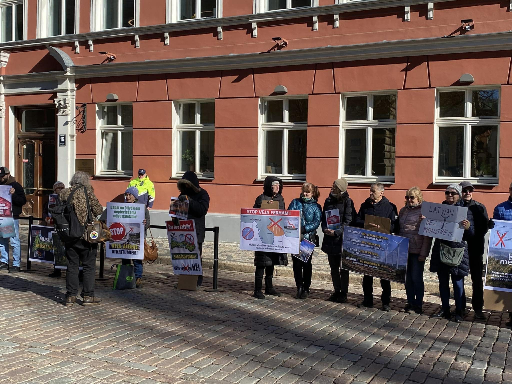 Pie Saeimas protestē pret vēja parku izbūvi Latvijā