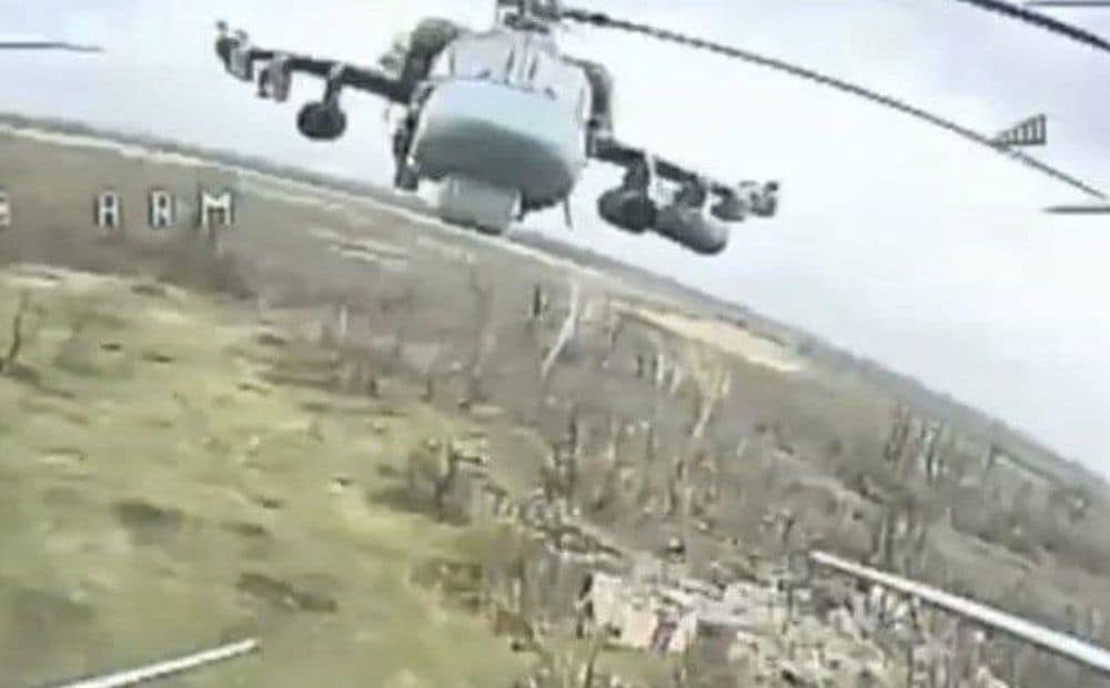 Ukraiņi ar FPV dronu "nosēdina" okupantu helikopteru Ka-52 kopā ar apkalpi