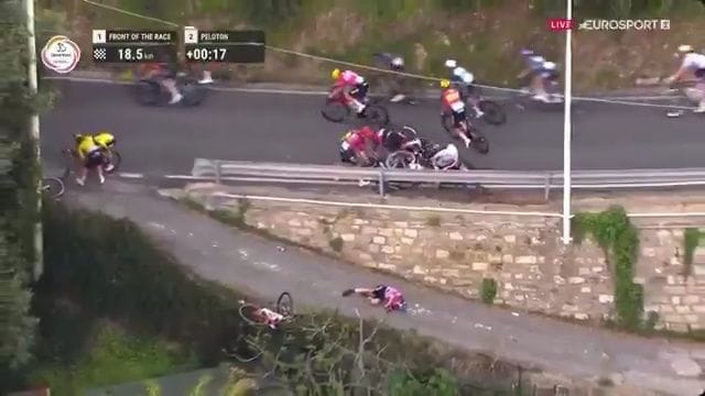 Šokējošs negadījums Itālijas velobraucienā