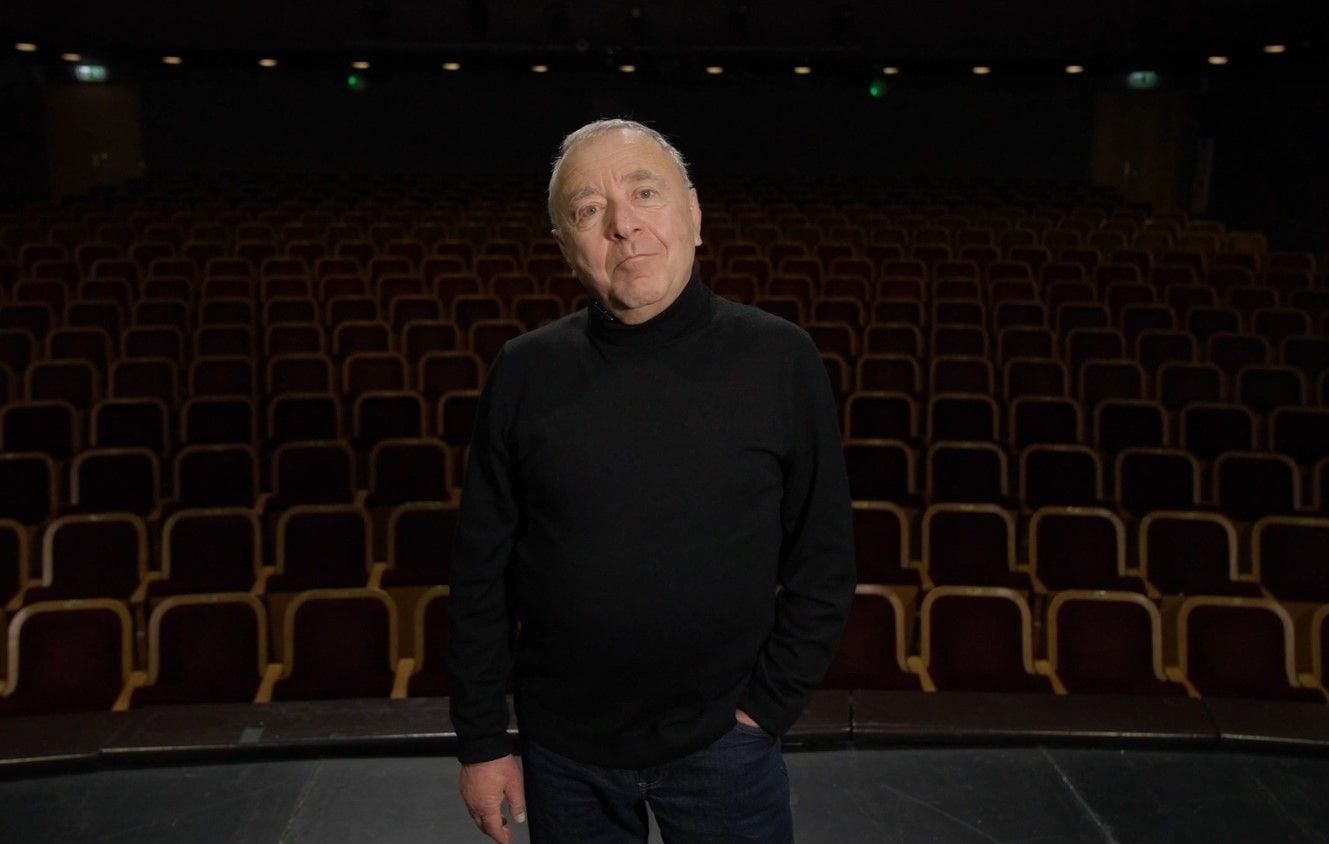 Mihaila Čehova Rīgas Krievu teātra aktieris Jakovs Rafaļsons skaidro vai skatuve ir sieviete vai vīrietis