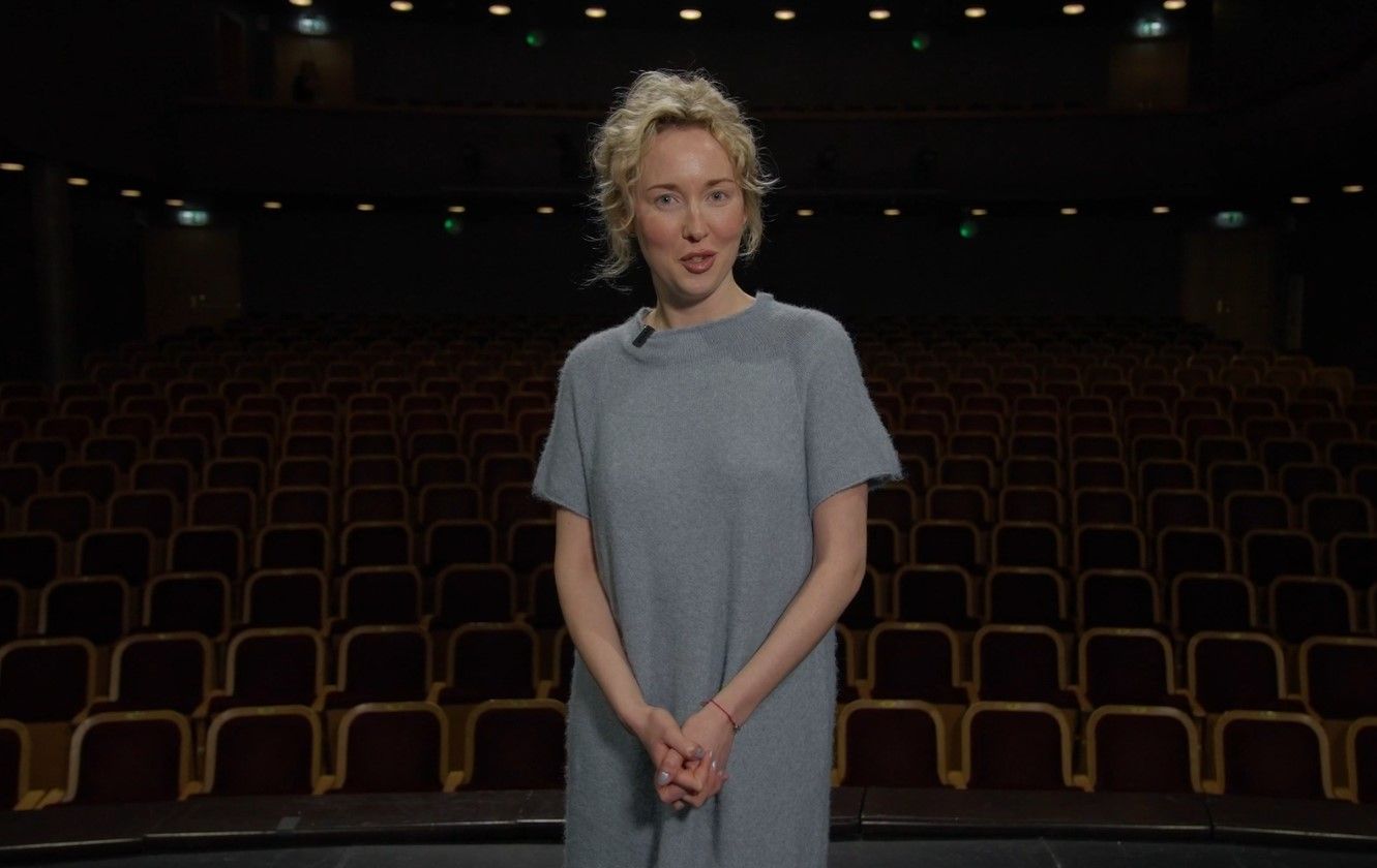 Mihaila Čehova Rīgas Krievu teātra aktrise Elīna Bartkeviča par to vai teātrī ir mājas gariņš