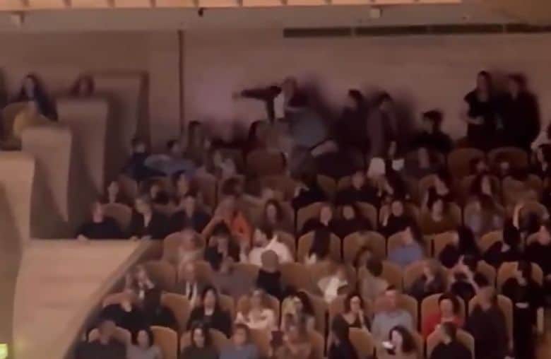 Klausītāji izkaujas Maskavas koncertzālē