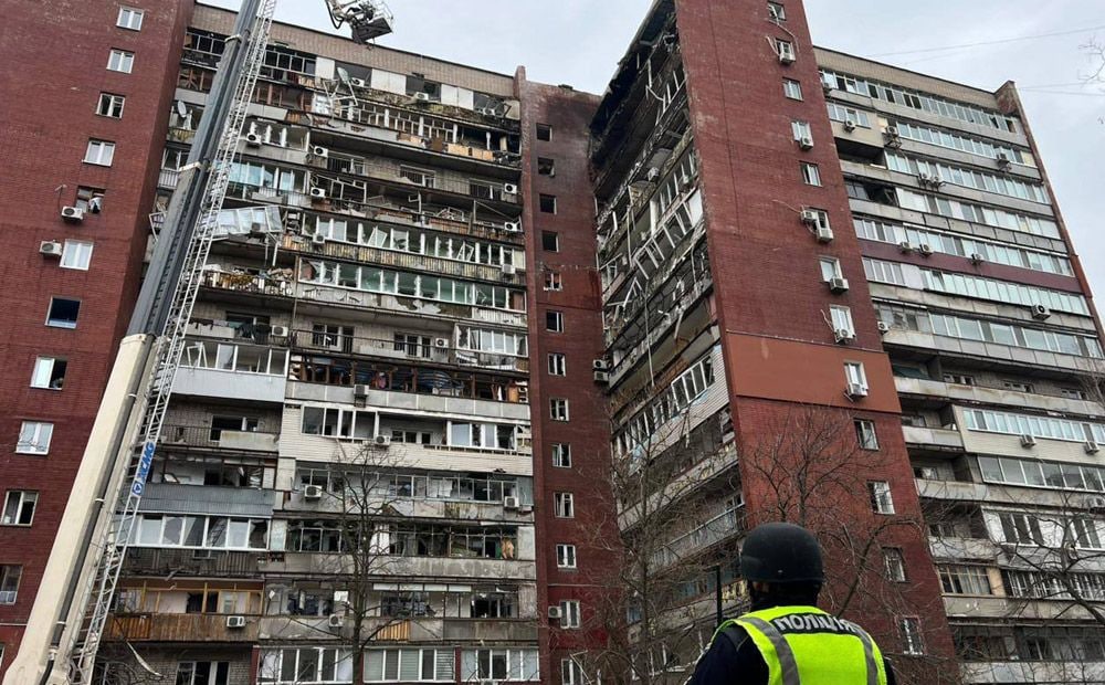 Krievu okupantu drons Dnipro ietriecies 14 stāvu dzīvojamā ēkā
