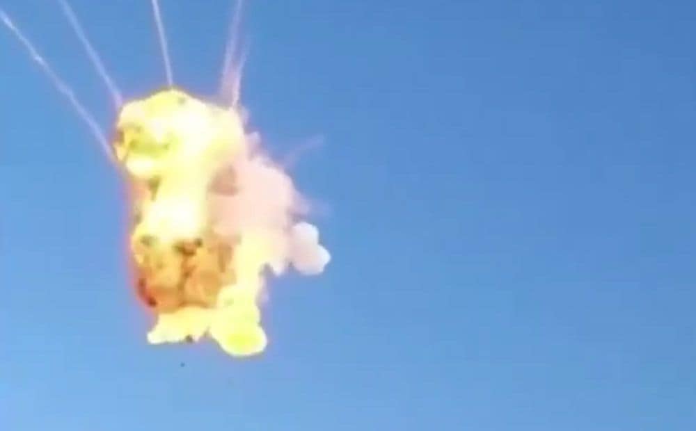 Ukrainas "Jak-52" apkalpe ar kājnieku ieročiem notriec okupantu dronu