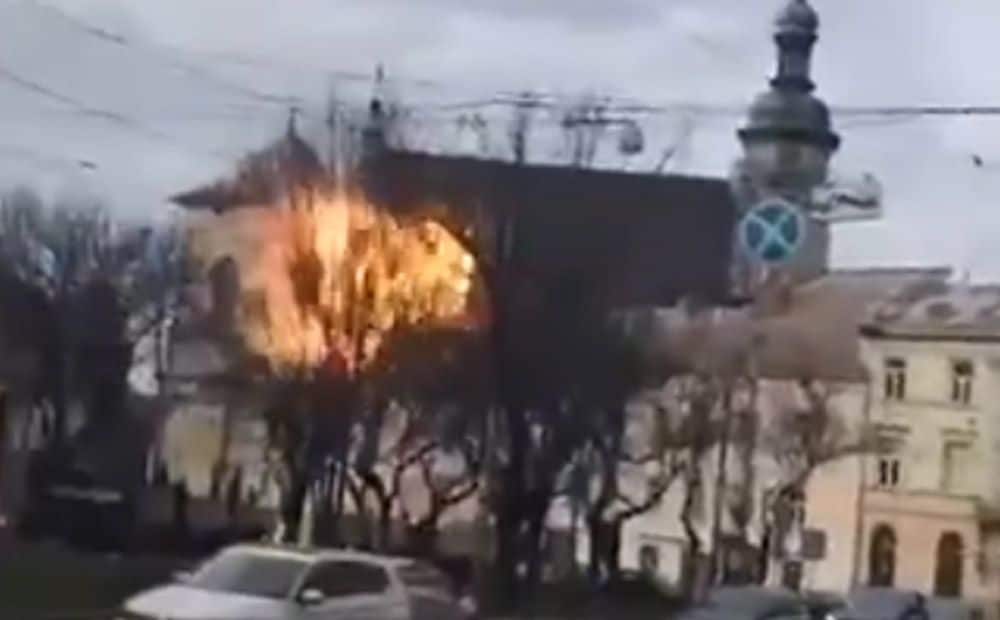 Brīdis, kad Ļvivas centrā ietriecas Krievijas "Shahed" drons