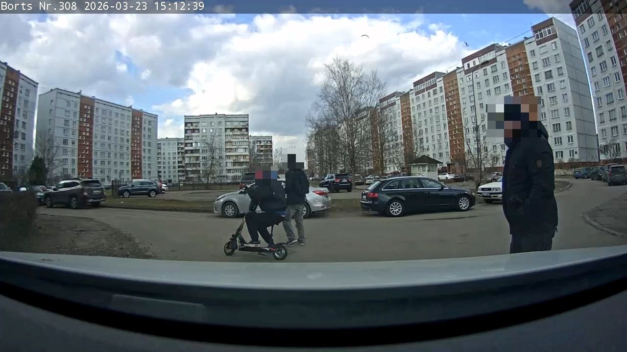 Jaunietis uz elektroskrejriteņa Mežciemā bēg no likumsargiem