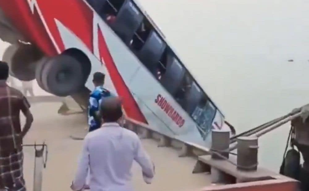Bangladešā autobuss ar pasažieriem iebrauc upē un nogrimst dažu sekunžu laikā