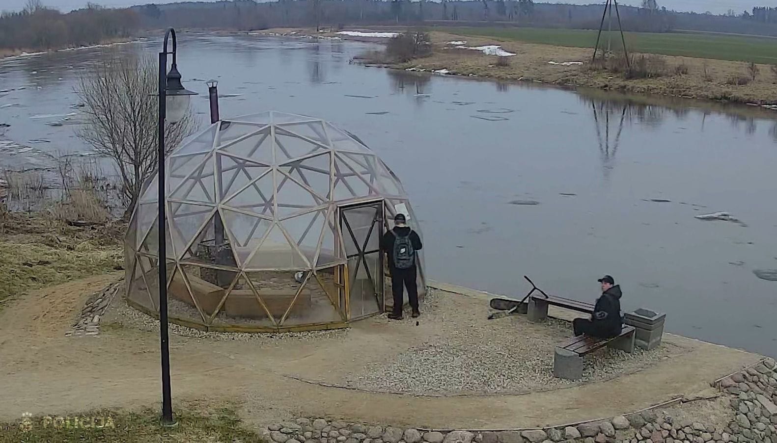 Policija meklē jauniešus, kas sabojājuši publiskās pirts ārsienu Skrundā