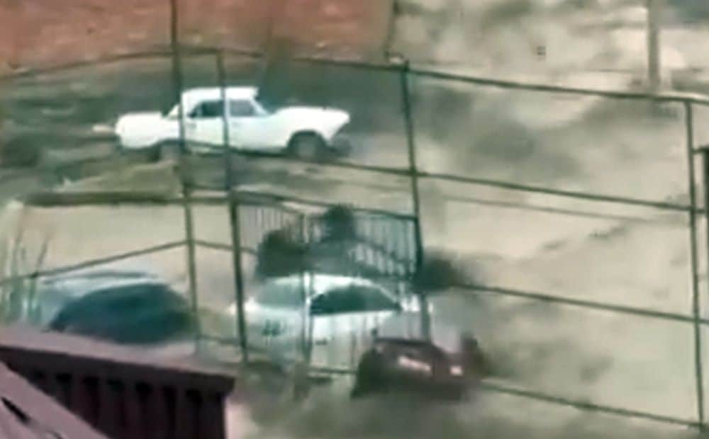 Dagestānā plosās spēcīgi plūdi un ūdens aizskalo automašīnas