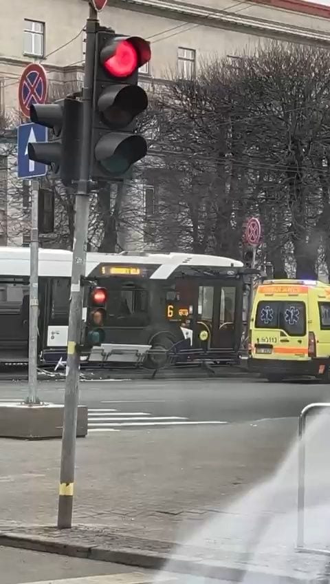 Pie Ministru kabineta ēkas margās ietriecies autobuss