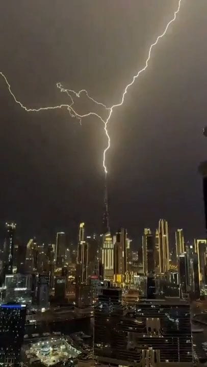 Dubaijas debesskrāpim "Burj Khalifa" iesper zibens