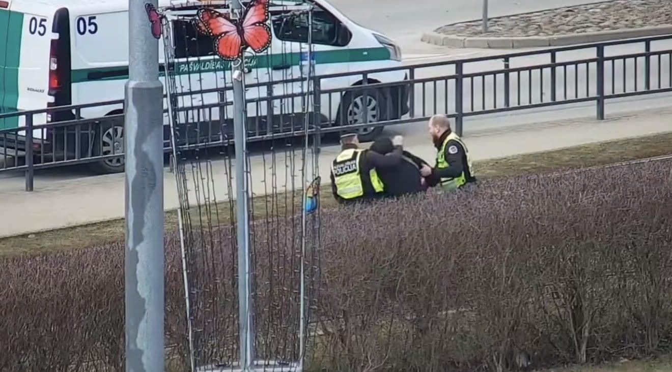 Daugavpilī meklētais vīrietis pats ieskrien policijas nagos, izdarot jaunu pārkāpumu