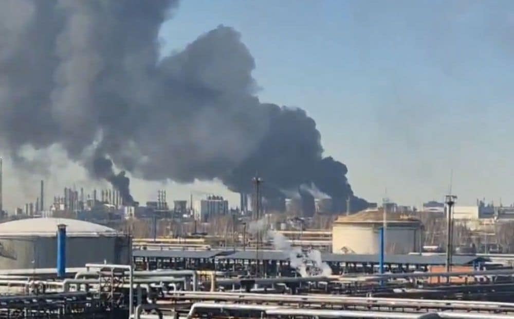 Krievijā "Nizhnekamskneftekhim" rūpnīcas teritorijā nograndis sprādziens un izcēlies ugunsgrēks
