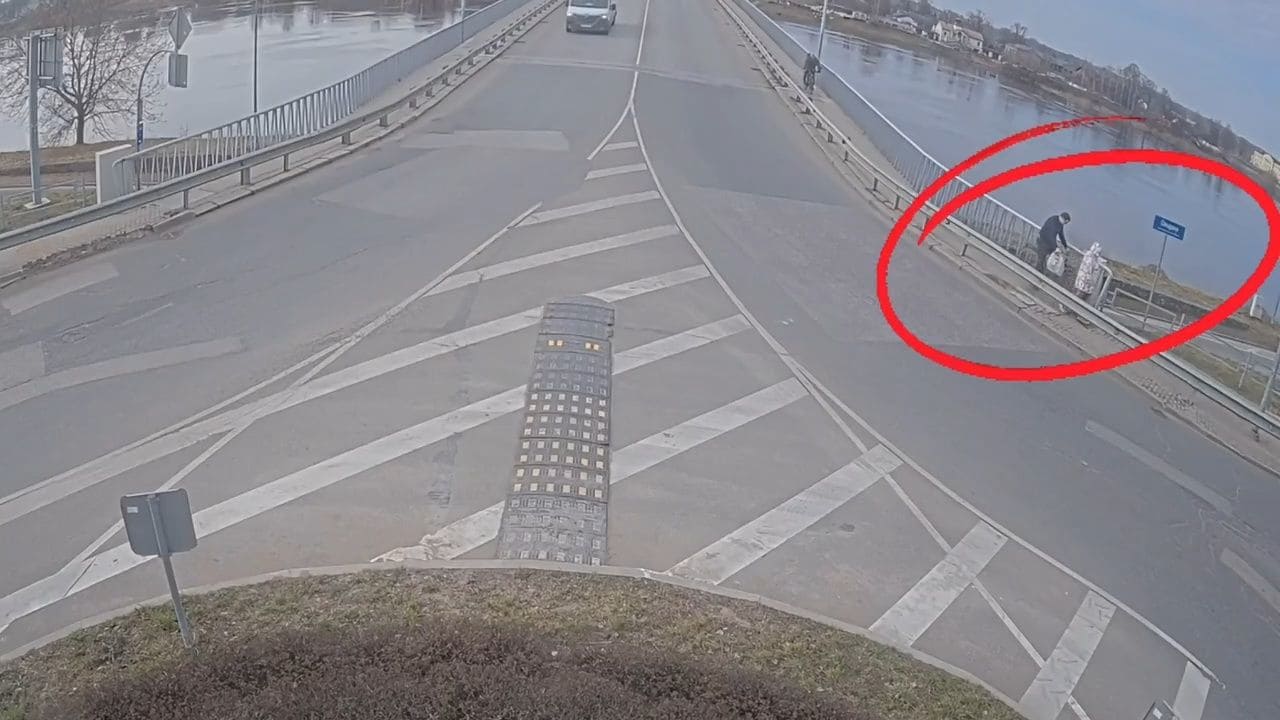 Velosipēdists Daugavpilī notriec sievieti