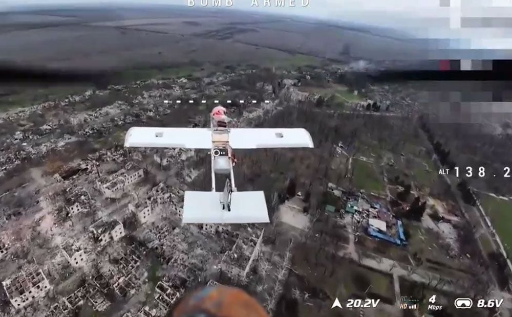 Ukrainas drons ar bisi notriec krievu kamikadzes dronu "Molnija"