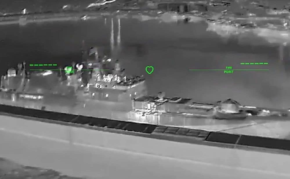 Ukraiņi ar droniem uzbrūk okupantu fregatei "Admiral Makarov", kas šāva uz Ukrainu "Kaļibr" raķetes