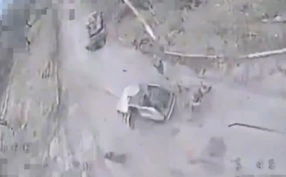 Ukrainas aizstāvji ar FPV dronu no slēpņa uzbrūk okupantiem