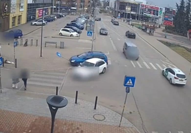 Daugavpils policistu acu priekšā autovadītājs veic bezkaunīgu manevru