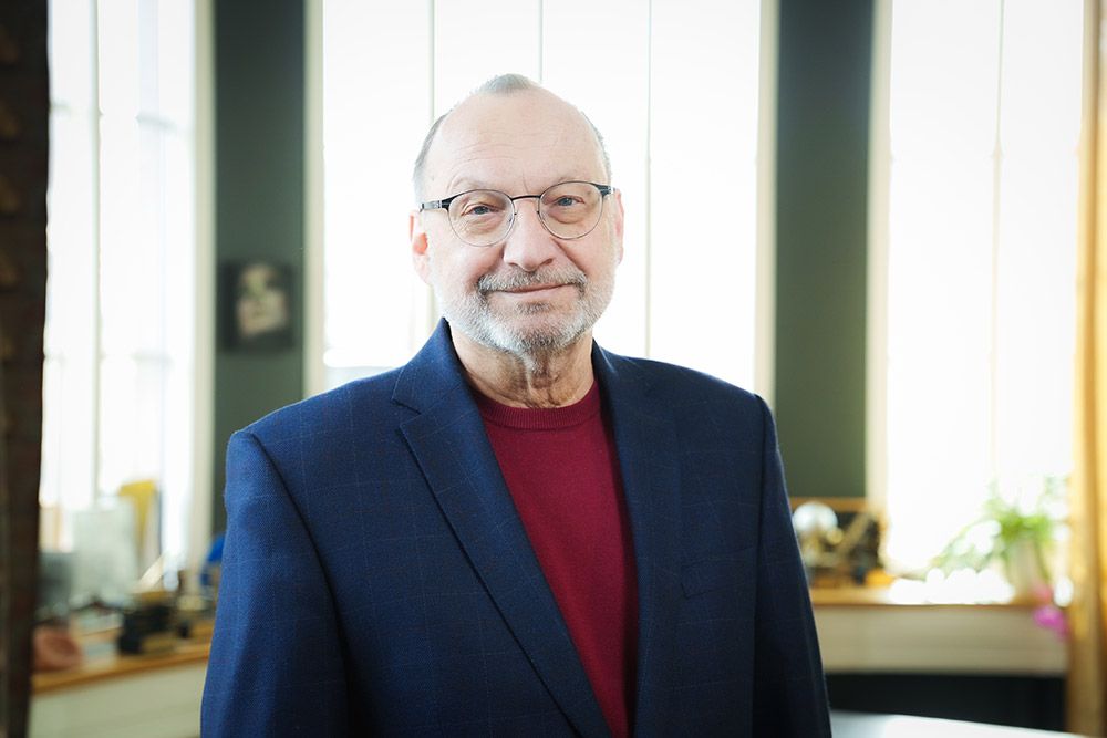 "Mēs kļūdījāmies ar valodas jautājumu..." Edvīns Inkēns atskatās uz liktenīgajiem deviņdesmitajiem