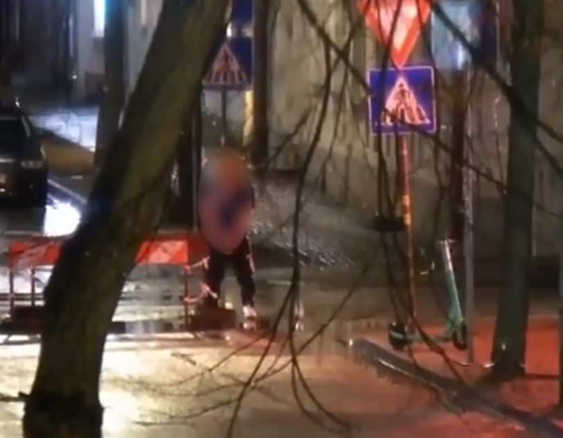 Daugavpilī vīrietis nokārtojas ceļa vidū un bojā nomas skrejriteņus